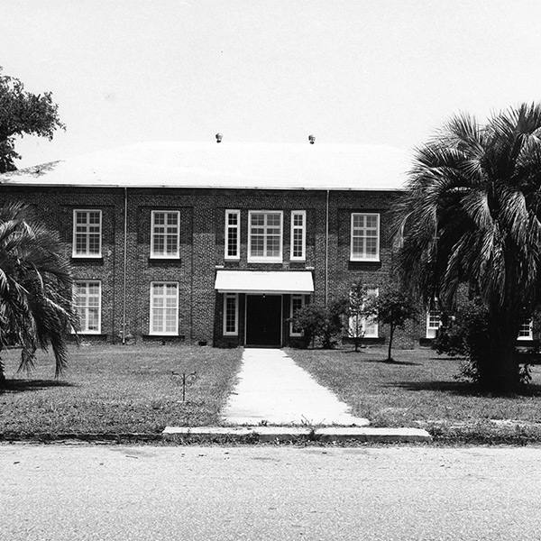 During the first couple of years, before the Basic Sciences-College of Dental Medicine Building opened in late 1970, students and faculty occupied existing basic science facilities and temporary dental clinics
